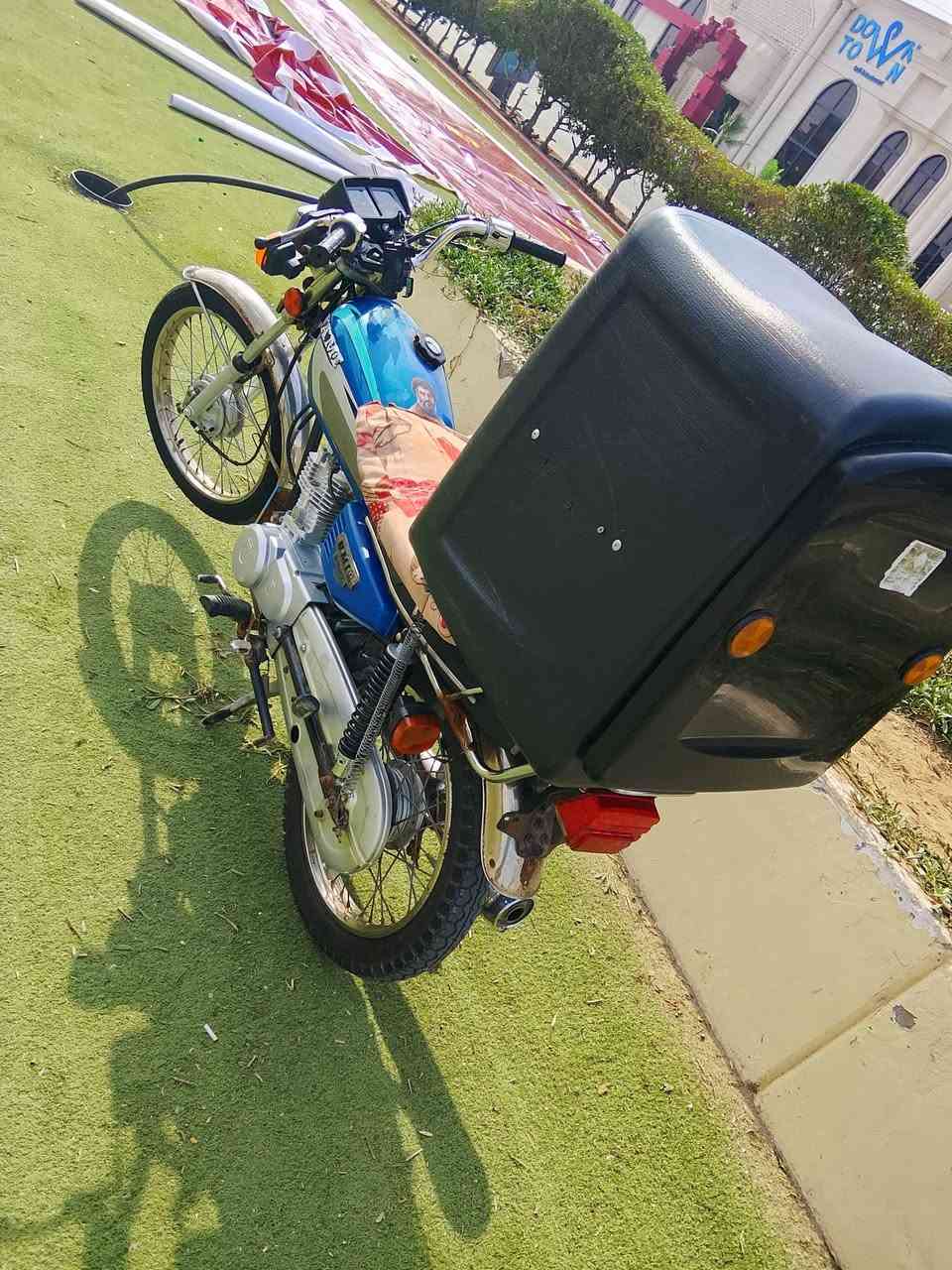 سلام عليكم دراجه نامه اصل شلامجه مديل 23 بسمي من الوكيل اوراق الدراجه جديده جاهزه السعر مليون 150 وبيها مجال العنوان بصره جمهوريه رجائن رجائن فقط الشراي يتصل ***********
