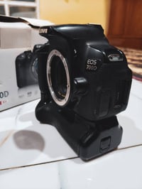 كانون 700D • بطاريتين أصليتين • هود وشاحن