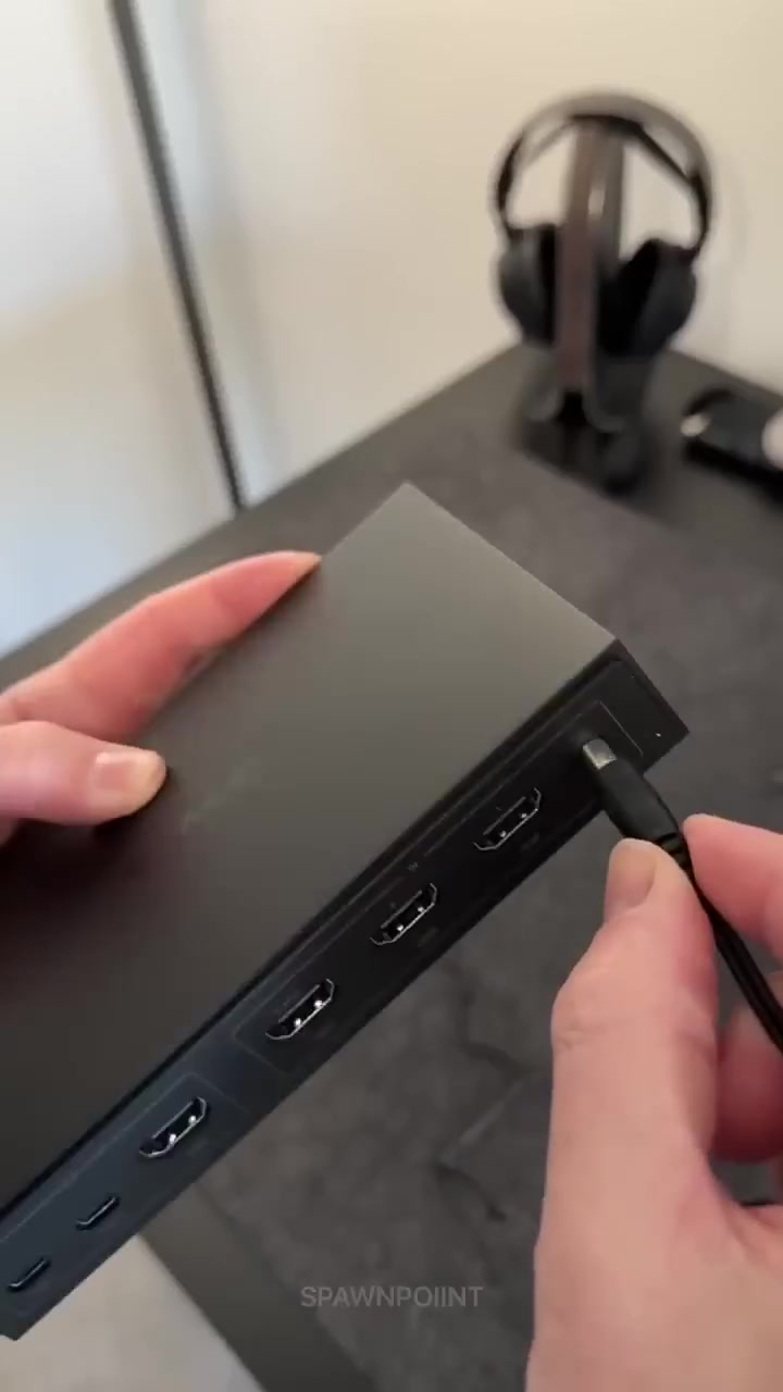 توفر من جديد
Govee Al Gaming Sync Box Kit 27-34🖥️
تقنية المزامنة بالذكاء الاصطناعي: يستخدم خوارزمية "CogniGlow" لتحليل إشارات الفيديو عبر HDMI ومزامنة الإضاءة فوراً مع أحداث اللعبة (مثل اختيار الشخصية أو القتالات) بدقة تصل إلى 99%.
دعم الدقة والسرعة: يدعم دقة 4K بمعدل تحديث 60 هيرتز، ودقة 2K بمعدل 144 هيرتز، و 1080p بمعدل يصل إلى 240 هيرتز، مع دعم تقنيات HDR10+ و Dolby Vision.
المكونات: تتضمن الحزمة عادةً صندوق المزامنة (Sync Box)، وشريط إضاءة RGBIC يُثبت خلف الشاشة، بالإضافة إلى أعمدة إضاءة (Light Bars) جانبية.
التوافق والتحكم: يتوافق مع أجهزة الكمبيوتر ومنصات الألعاب (PlayStation, Xbox, Switch)، ويمكن التحكم به عبر تطبيق Govee Home أو الأوامر الصوتية (Alexa و Google Assistant).
المنافذ: يحتوي الصندوق على 3 مداخل HDMI ومخرج واحد، مما يسمح بالتبديل بين 3 أجهزة مختلفة.


**إذا كنت صاحب هذا الإعلان وتريد حذفه لأي سبب، رجاءا أرسل رسالة إلى الدعم الفني**