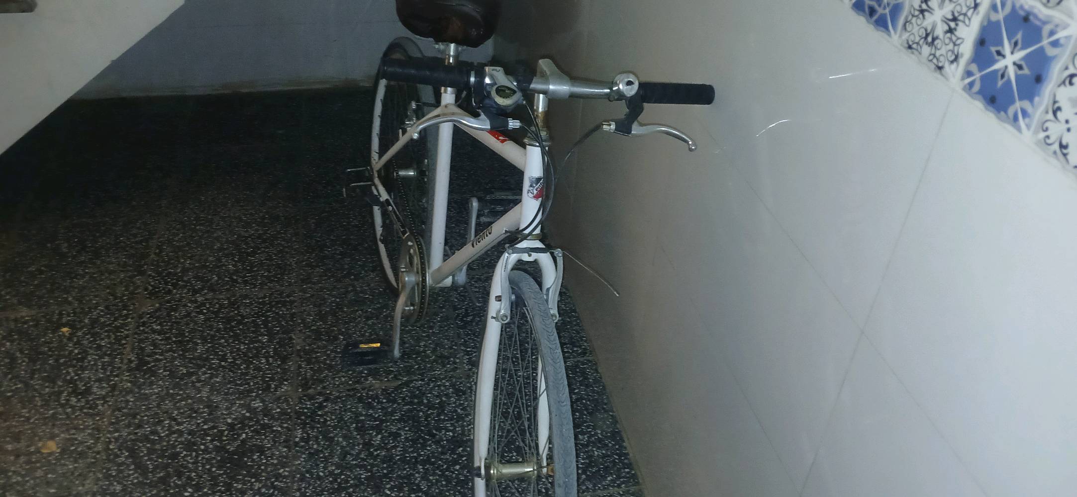 بايسكل نوع Viento أبيض اللون، بحالة جيدة جدًا. يتميز بتصميم كلاسيكي مع سرج مريح ومقود ملائم لسهولة التحكم. يعتبر مثالي للركوب في المدينة أو للمسافات القصيرة. يتمتع بمكونات Shimano ذات الجودة العالية لضمان أداء ممتاز.