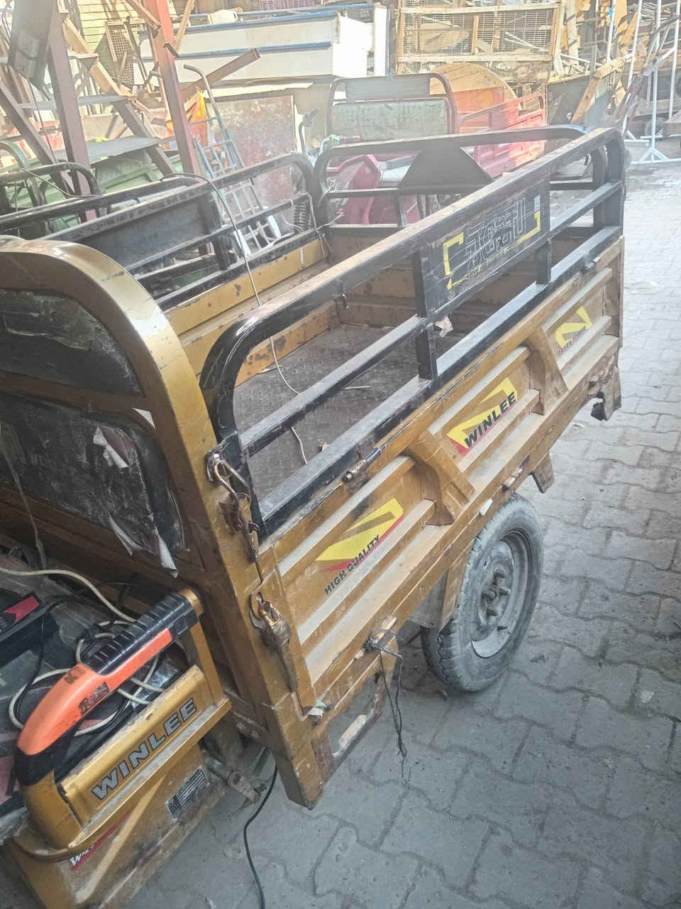 السلام عليكم ستوتة شحن للبيع بطاريات جديد قبل شهرين من شادهن ستوتة خير من الله وبسعر مناسب رغمي *********** الخاص مفتوح ادمن وافق رحمه لوالديك وشكرن
