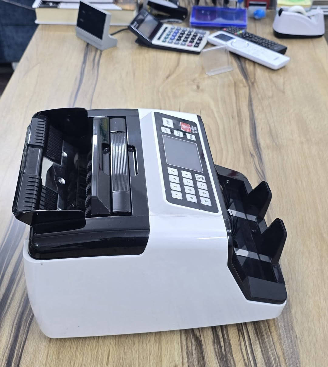 السلام عليكم 
عداد نقود للبيع 
مستخدم شي قليل نظافة ٩٥ % 
يحسب عراقي و دولار  وكشف مزور 
يشتغل كهرباء وشحن 
ديالى / المقدادية 
***********
