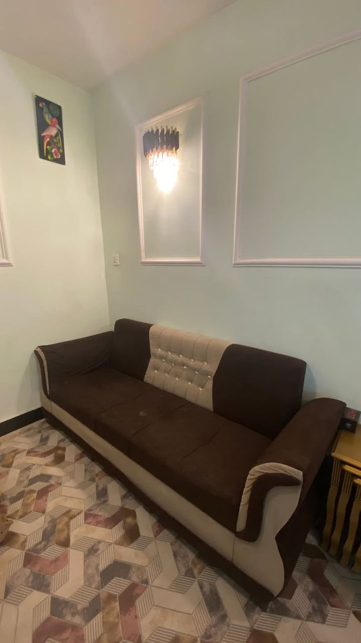 نص تخم مستعمل نظيف للبيع قنفه عدد 3 مقاعد والقنفه الثانيه مقعدين وكرسي للبيع سعر 160 وبي مجال ***********
