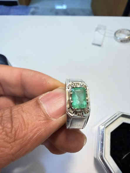 خاتم زمرد كولمبي بصياغة الاستاذ عرفان vip طلاء روديوم مرصع 6 ماسات بيور  نقاوة الحجر فول مع شهادة منشأ دولية من شركة IGL بقية التفاصيل على الخاص 
***********
