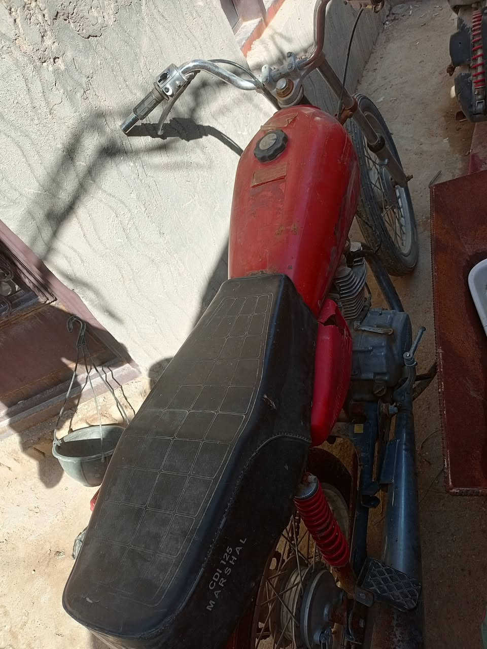 سلام عليكم دراجه ٤ گير كلك متروكه صارلها شهر ماطالع بيها لان حصلت وظيفه الدراجه المحرك مالتها مكفول لاتنقيص ولاتبخير بيها بس بنچر التاير الورة مع العلم التايرات جدد مالتها ثنينهن بس لان متروكه نازل وماجاي تشتغل يمكن بلك من المطر ابيعها ع هذا وضعها 
سعرها ١٢٥ وبيها مجال اتصل وبخدمتك
***********
