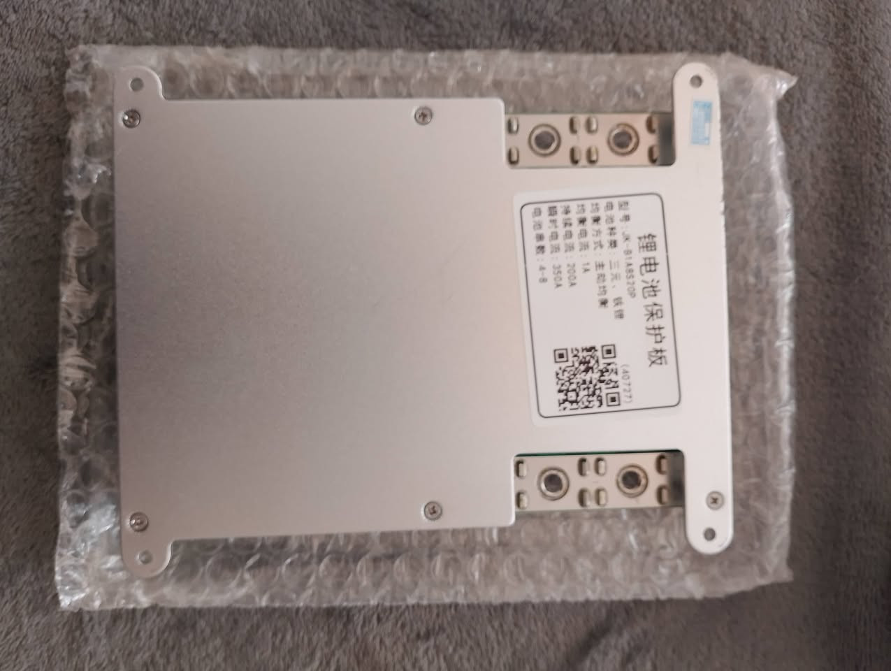 نظام إدارة بطارية ذكي (Smart BMS) من إنتاج شركة JIKONG (JK). يُستخدم بشكل أساسي لحماية وإدارة حزم بطاريات الليثيوم (مثل Li-ion و LiFePo4 و LTO). 
المواصفات والميزات الرئيسية:
الوظيفة: يعمل كـ "دماغ" للبطارية؛ حيث يحميها من الشحن الزائد، التفريغ المفرط، التيار الزائد، والماس الكهربائي.
التوازن النشط (Active Balance): يتميز بقدرته على موازنة الجهد بين خلايا البطارية بكفاءة عالية تصل إلى 99%، مما يطيل عمر البطارية.
يوجد توصيل لجميع المحافضات 🛵 
***********
