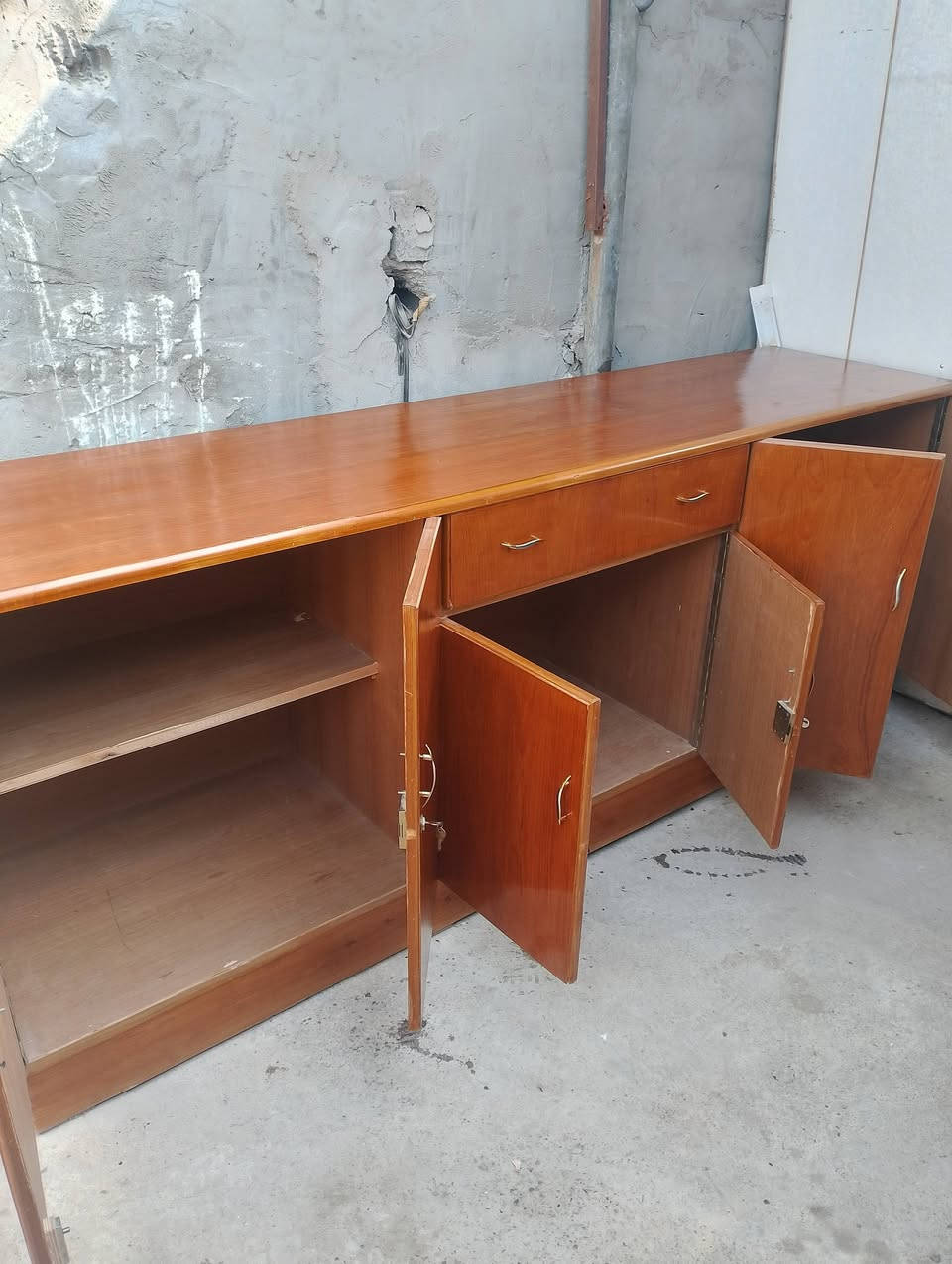 بوفيه فراش ٦ابواب ٢٠٠ الف وملحقاه غرفه صاج ١٢٥ مكاني الاعلام الاتصال علئ الرقم ***********
