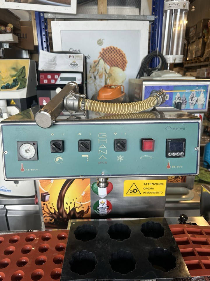 ماكينة  الشوكولاة من Selmi ايطالية 🇮🇹🍫 تناسب محلات الشوكولاة والحلويات سعة الخزان ٦٠ كجم -  بالإنتاج بالساعة: 200 كجم.
موديلات حديثة مكائن ايطالية درجة أولى 🇮🇹
نرحب بكم بمدينة السليمانية
📍العنوان : مقابل تيرمينال سليمانية
التفاصيل
*********** 
WhatsApp: 00393899265052
#سليماني #بصرة #بغداد #نجف #كربلاء #اربيل #ايسكريم #كيك #ايطالي #ديالى #دهوك #العراق #موصل #رضافة #كربلاء #كركوك #دهوك #ايسكريم #معجنات
#سليماني #بصرة #بغداد #ديالى #بغدادالعراق #نجف #كربلاء #اربيل #ايسكريم #كيك #ايطالي
