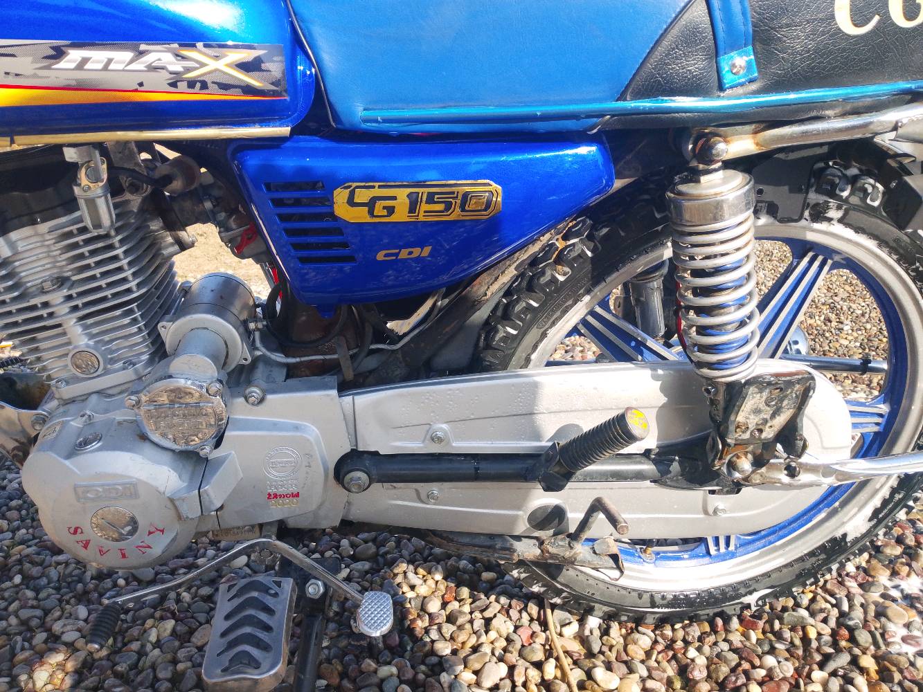 دراجة نارية CG150 موديل 2020 بحالة جيدة جدًا. لونها أزرق مع تفاصيل جمالية باللون الأصفر. تحتوي على نظام تشغيل كهربائي وموتور قوي يوفر أداء ممتاز. التصميم مريح مع مقعد مناسب للرحلات الطويلة. تم صيانتها بانتظام ولا تحتاج إلى أي تصليحات حالية.