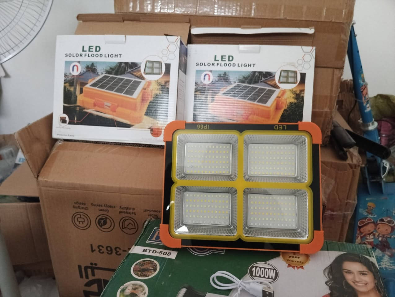 ✨ بروجكتر LED متعدد الاستخدامات
#اضاءة قوية وواضحة تناسب جميع احتياجاتك
 #الشحن بالطاقة الشمسية
#خمسة مستويات للإضاءة تختار منها اللي يناسبك.
#منفذ لشحن #الهاتف 
#للرحلات، التخييم، انقطاع الكهرباء، والاستخدام اليومي عملي، سهل الحمل، ويعطيك إضاءة تعتمد عليها بأي وقت.
#الكميةةمحدودة
#السعر ٩ آلاف فقط
#التوصيل ٥ آلاف لكل المحافظات
#للحجز مراسلة الصفحة أو واتساب/ ***********
#ترند #اكسبلور
