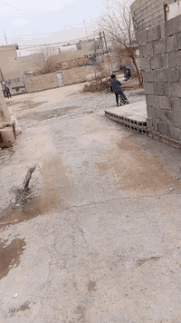 قاعه شقه للبيع بسعر 6ملاين مكان كركوك الفيلق قرب سوك دبي يم جامع صمد السعر 6ملاين الشقه طابق ثاني معزوله وحدها درج خارجي مخزن جوه الدرج سقف ثانوي كيزر خط مولد الشقه جاهزه تكون من غرفت نوم وصاله ومطبخ وحمام وتواليت ***********
