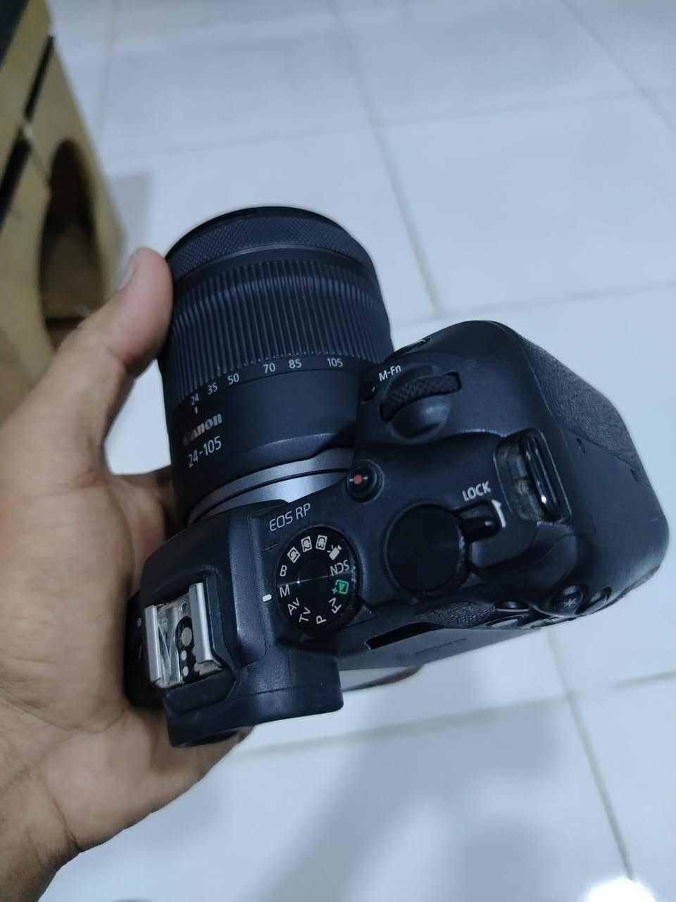 السلام عليكم  كامره للبيع  Canon EOS RP،
المستشعر: فل فريم (Full Frame) CMOS بدقة 26.2 ميجابكسل.
المعالج: DIGIC 8.
نظام التركيز: Dual Pixel CMOS AF مع آلاف نقاط التركيز.
تصوير متواصل: حتى 5 إطارات/الثانية.
الفيديو: تصوير 4K حتى 24/25fps (مع قص للصورة)، وFull HD حتى 60fps.
الشاشة: لمس متحركة بالكامل (Vari-Angle) قياس 3.0 بوصة.
عدسة المنظار الإلكتروني (EVF): بدقة 2.36 مليون نقطة.
حساسية ISO: من 100 إلى 40,000 (قابلة للتوسعة حتى 102,400).
العدسات: تدعم عدسات RF، ويمكن استخدام عدسات EF وEF-S عبر المحول الرسمي.
الاتصال: Wi-Fi وBluetooth.
الوزن: حوالي 485 غرامًا مع البطارية والذاكرة.
البطارية: LP-E17، وتعطي تقريبًا 250 صورة بالشحنة الواحدة (حسب معيار CIPA).
مميزاتها:
جودة صور ممتازة بفضل مستشعر الفل فريم.
خفيفة وصغيرة وسهلة الحمل.
شاشة متحركة مناسبة للتصوير وصناعة المحتوى.
أداء جيد في الإضاءة المنخفضة.
عيوبها:
تصوير 4K فيه قص (Crop).
لا تحتوي على تثبيت صورة داخل الجسم (IBIS).
البطارية متوسطة مقارنةً بكاميرات أحدث مع كارتونه مالتها و وفلاش TT وعدسه Canon RF 24-105mm F4-7.1 IS STM (وهي من أكثر العدسات استخدامًا مع كاميرا Canon RP)، فهذه مواصفاتها:
النوع: عدسة زوم قياسية (Standard Zoom).
البعد البؤري: 24–105 ملم.
فتحة العدسة: f/4–7.1 (متغيرة حسب الزوم).
تثبيت الصورة: IS مدمج حتى 5 وقفات تقريبًا.
المحرك: STM هادئ وسلس، مناسب للتصوير والفيديو.
أقل مسافة تركيز: 20 سم.
التكبير الأقصى: 0.5× في وضع Center Focus Macro.
قطر الفلتر: 67 ملم.
الوزن: حوالي 395 غرامًا.
التركيب: Canon RF Mount (متوافقة مع كاميرات سلسلة EOS R مثل Canon RP).
مميزاتها:
مدى زوم ممتاز (24–105) يغطي أغلب الاستخدامات.
خفيفة وسهلة الحمل.
تثبيت ممتاز للتصوير اليدوي.
مناسبة لتصوير الأشخاص، الطبيعة، السفر، والفيديو.
عيوبها:
فتحة العدسة ليست واسعة، لذلك أداءها في الإضاءة الضعيفة وعزل الخلفية أقل من عدسات f/2.8 أو f/4 الثابتة كامره جدا نضيفه السعر راسلني وجاوببك خاص بثواني وذا اتصال ***********
