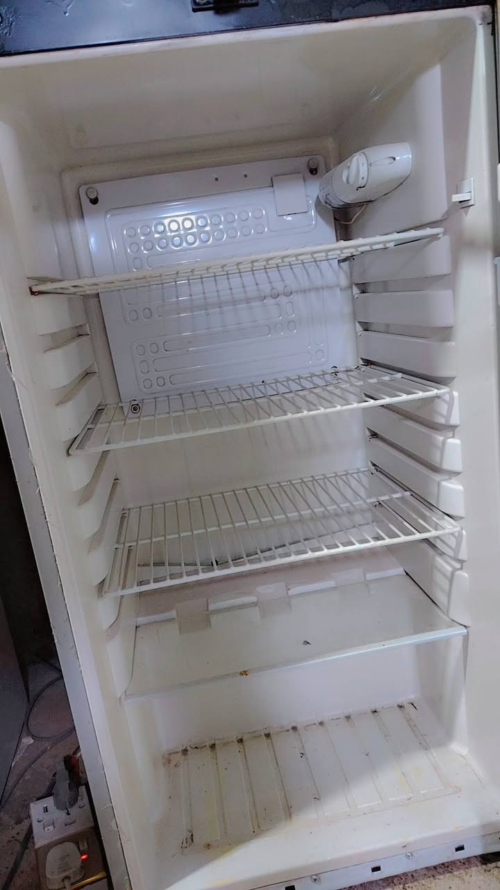 ثلاجه 10 قدم 
بابين 
السعر 80 الف


**إذا كنت صاحب هذا الإعلان وتريد حذفه لأي سبب، رجاءا أرسل رسالة إلى الدعم الفني**