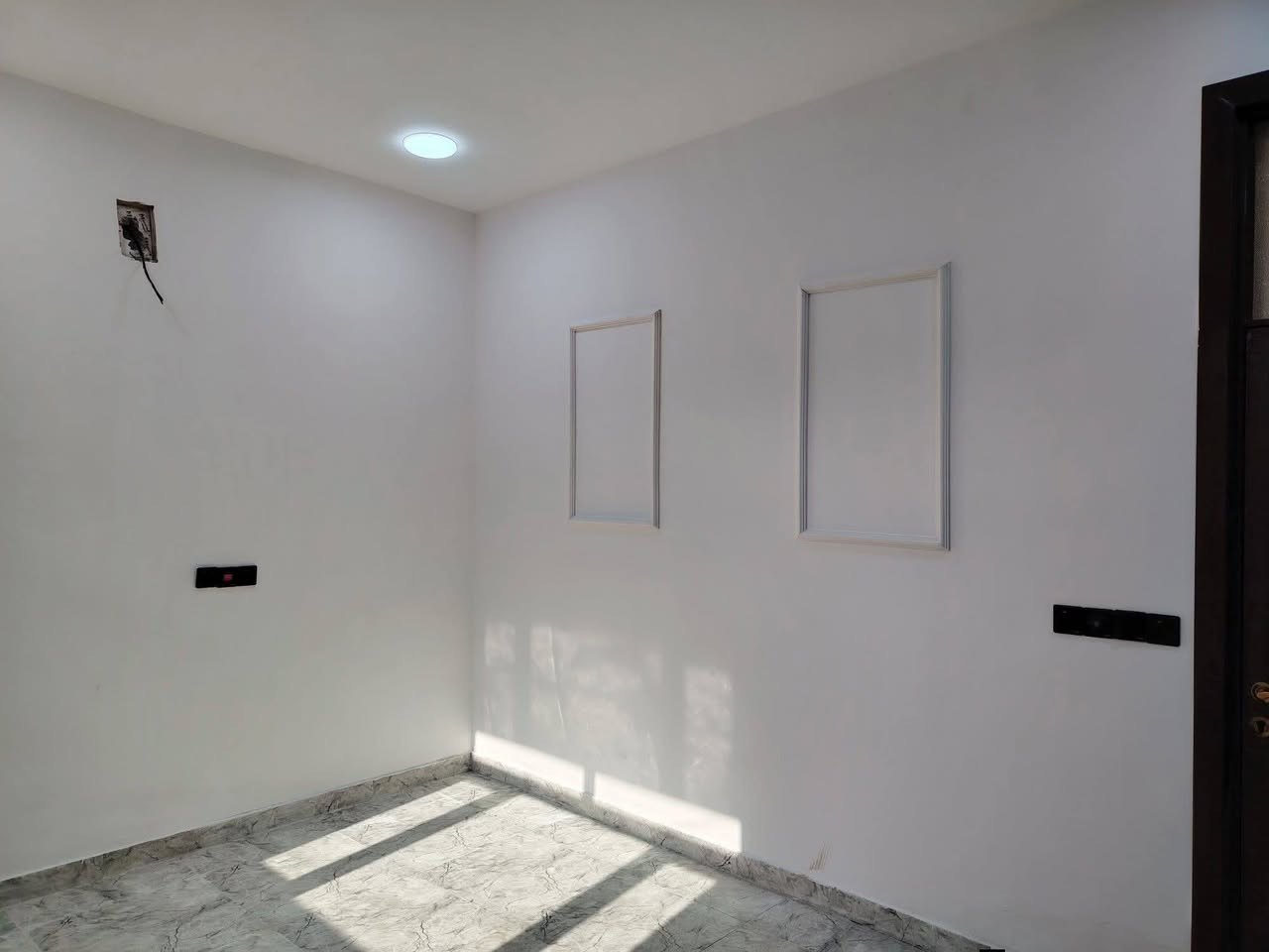 مشتمل للبيع – جديد (زيرو) وجاهز للسكن
▪️ المساحة: 50 متر
▪️ البناء: طابقين
▪️ غرف النوم: 2
▪️ الصحيات: 2
▪️ غرفة سويت
▪️ استقبال
▪️ مطبخ
المواصفات:
✔️ شغل درجة أولى
✔️ باب قاصة تركي
✔️ شبابيك ألمنيوم
✔️ نظام كاميرات 
📄 البيت باسمي مباشرةََ
📄 إقرار محكمة أول
❌ بدون دلالية
💰 السعر: 81 مليون وبيه مجال بيع نقداً فقط 
📍 العنوان: بغداد – الدورة – البوعيثة – مجمع السلطان الثالث
📞 الهاتف: ***********
📲 يوجد واتساب
