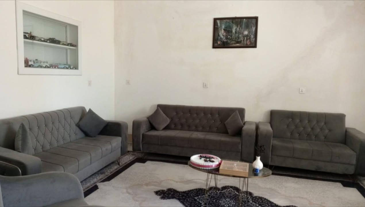 ئەم تاخم قەنەفەیە بۆ فڕۆشتن 
بەتەپلەکەکانیشەوە تەنها یەک قاجی تۆزێ شکاوە ئەویش چاک ئەکرێت بەس ئەیگۆرن بۆیە ئەیفڕۆشری ئەو دوای بێ عەیبە
شوێن بازیان
نرخی180هەزازو تۆزێ مامەلە
ڕەقەم *********** وەتس ئەپو فایبەریشی لەسەرە
