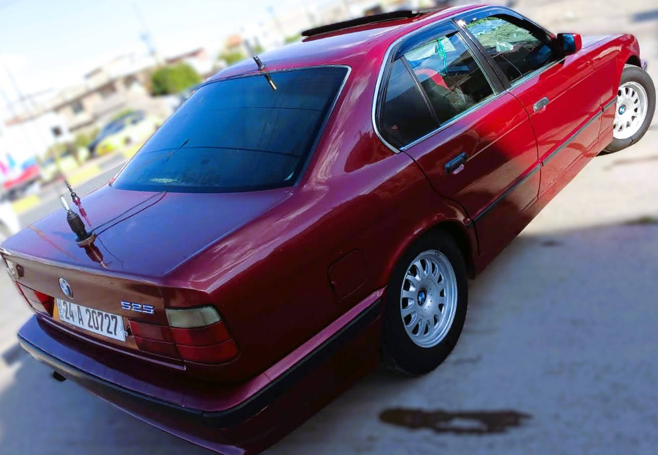 السلام عليكم ... سيارة ( 525 ) BMW ... موديل ( 1991 ) رقم دهوك دولي ( مسطرة ) ... هزة وسنوية جديدة ... مصبوغة جمالية ( كير عادي ) مابيها معجون بس شبر يم قبق البانزين ( شرط التحويل ) ... سيارة جاهزة ونظيفة ( طخمها جديد .. باتري و تايرات جدد ) ... سعرها 55 ورقة ... الأتصال على رقم *********** ... خابرني وتدلل الخط مفتوح دائما .
