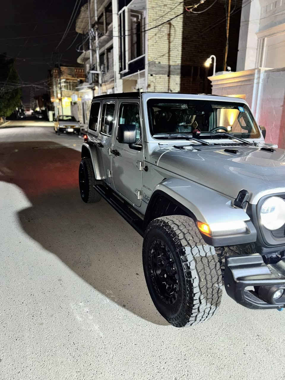 السلام عليكم
جيب رانكلر صحارى  للبيع 2023

3 انضمه هايبرد. كهرباء . بنزين

 

ماشيه 45 الف حقيقي 

محرك  4 سلندر 2.0L تيربو   

دفع رباعي متطور (4X4)

اوتماتيكي 8 سرعات

 

نظام Uconnect للترفيه والملاحة.

مقاعد جلدية سوداء 

نظام صوتي متطور

مكيف هواء أوتوماتيكي.

عجلة قيادة متعددة الوظائف

مصابيح أمامية وخلفية LED.

مصابيح ضباب

عجلات معدنية

نظام فرامل مانع للانغلاق (ABS) ومساعد فرامل (BA).

وسائد هوائية متقدمة

بيها 3 قطع 

السعر اتصل على الرقم 

***********
