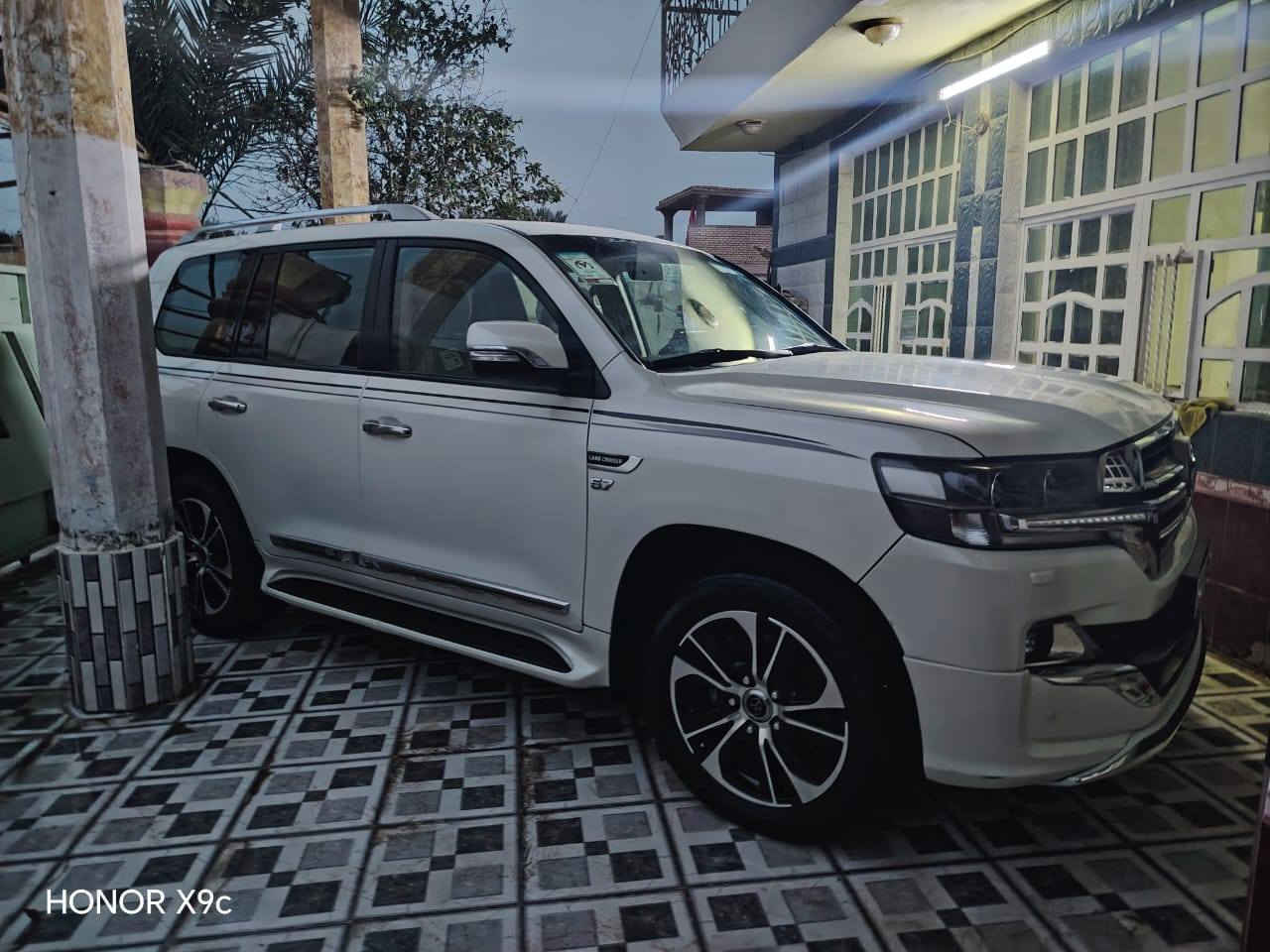 السلام عليكم تويوتا لاندكروز للبيع 2019 فول مواصفات واحد على واحد رقم بغداد دولي بسمي هزه جديده سياره جديده بمعنى الكلمه جاهزه من اي نقص اعله فئه مكينه 5.7 فول ال فول خمس بصمات السياره بيه صبغ صفحه السايق قطعتي جاملغ الأمامي وباب ول وبنيد شويه  و جه اليمنه بيه باب الخلفي السعر 415.  رقم الهاتف ***********
