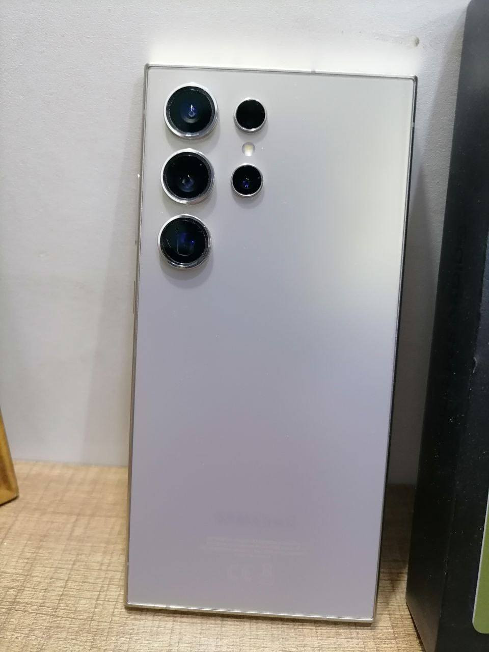 Samsung S24 Ultra 
التخزين والرام: سعة 1 تيرابايت (1000 جيجابايت) مع 12 جيجابايت رام.

الشاشة: 6.8 بوصة Dynamic AMOLED 2X، سطوع يصل إلى 2600 شمعة، طبقة Corning Gorilla Armor.

المعالج: Qualcomm Snapdragon 8 Gen 3 (مخصص لجالاكسي).

الكاميرا: نظام كاميرا خلفية رباعي (رئيسية 200 ميجابكسل) ودعم شامل لـ Galaxy AI للصور والفيديو.

البطارية: 5000 مللي أمبير.
السعر مليون 300 
مع الكفرات العدد 5


**إذا كنت صاحب هذا الإعلان وتريد حذفه لأي سبب، رجاءا أرسل رسالة إلى الدعم الفني**