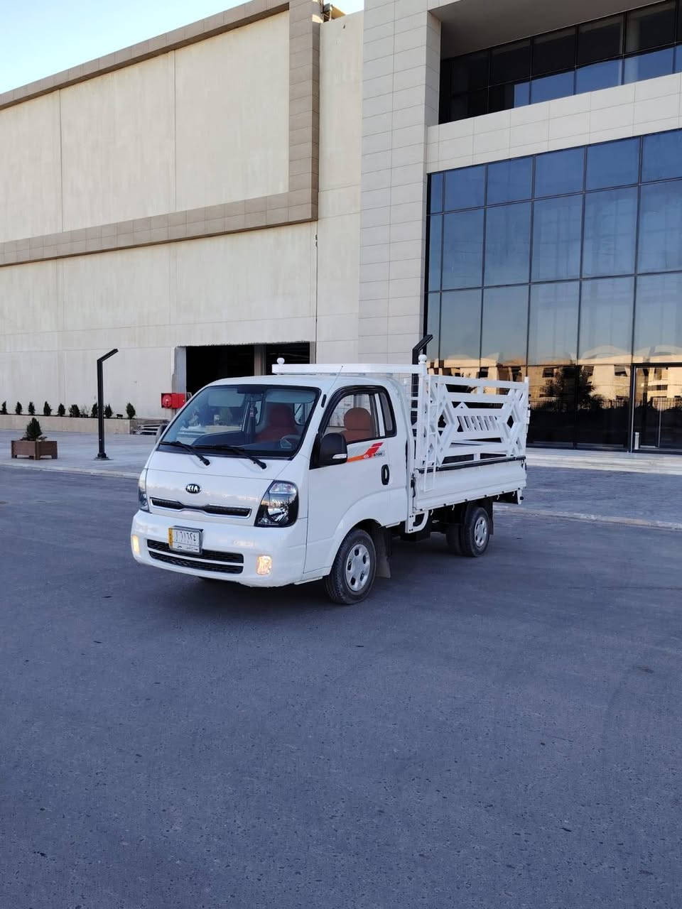 السلام عليكم للبيع بسعر 119 كيا حمل موديل 2018 مكفوله كفاله عامه من كلشي شواصي ومكينه وكشر داخل مدوشمه قبل يومين كلشي بيه شغال تبريد ثلج  وجاهزه سبيرات شركه مانازله تحويل مباشر السياره حيل حلوه صدر وتايرات كله جدد العنوان تكريت
***********
