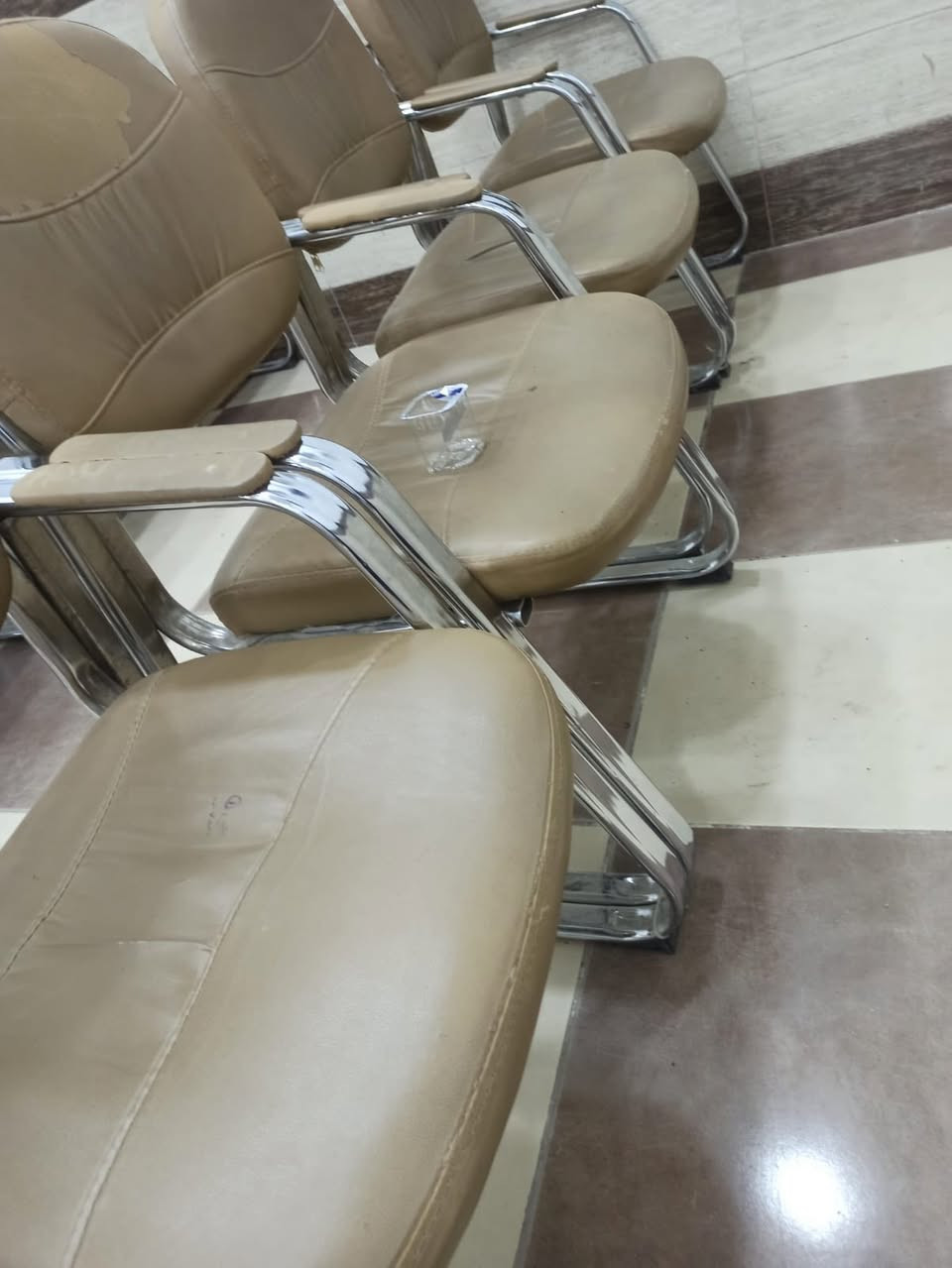 سلام عليكم كراسي نضيفه للبيع التواصل على الرقم *********** مكلف بالنشر غير متواجد على الخاص
