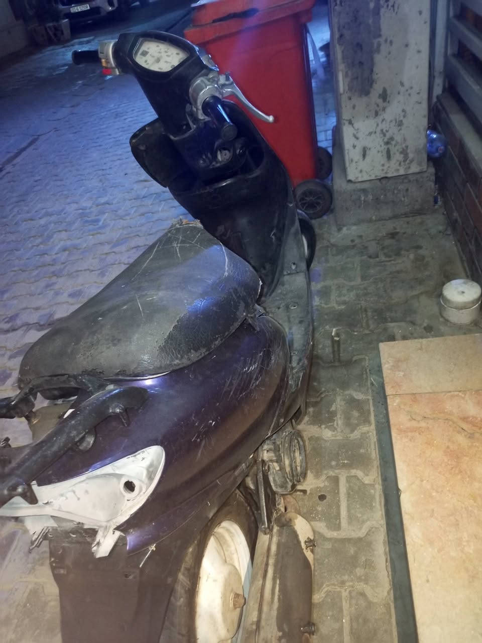 السلام عليكم دراجه عصفوريه للبيع نواقص الدراجه كفر امامي لايت امامي سفاحيات لايت خلفي شفاطه مال بنزين بس كل النواقص هاي مكاني الاعظميه سعر الدراجه 200 مجال بسيط للطيبين الدراجه شغاله نقصها شفاطه مال بنزين تشتغل وتطفي مكاني الاعظميه وهذا رقمي *********** واتساب سيم كارد شغال واذا مراوس بدراجه راس براس بدون فرق بس كون شغاله
