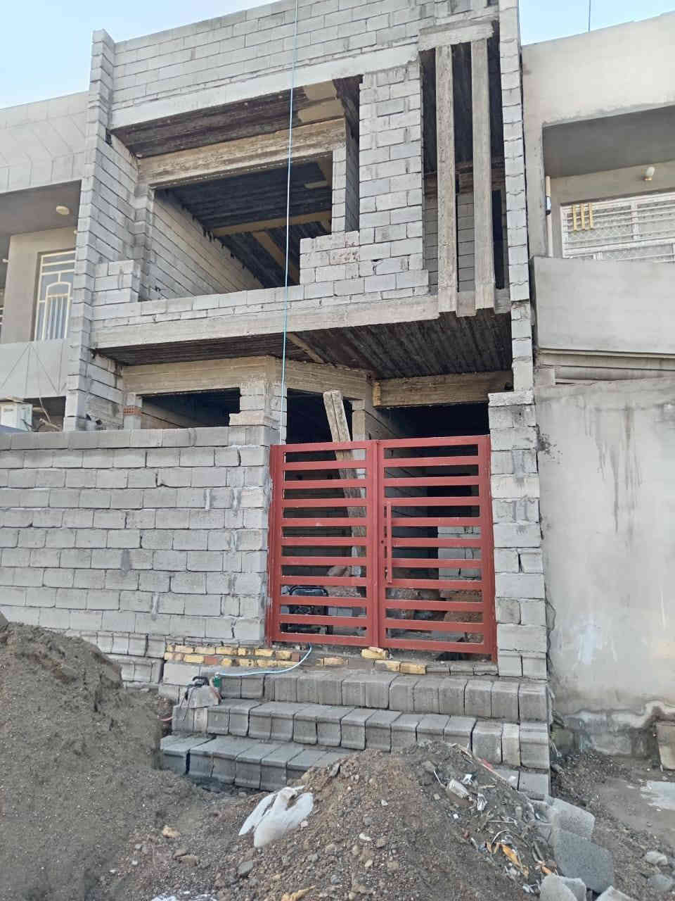 سلام عليكم ورحمة الله وبركاته
دار للبيع في حي العسكري خلف أسواق نادر ومكتب بدر موقع جدا راقي علما البيت أعلى بيت بالمنطقة وتبليط ومجاري وقريب على الشارع العام مساحه ١٢٥ متر قاطين وبيتونه طابو صرف الطابق الثاني غرفتين نوم وصحيات عدد ثنين وغرفة غسيل ملابس وطابق الأول غرفة نوم ٦ في ٤ وصاله ٦ في ٥ واستقبال ٦ونص في ٣ونص مطبخ ٢وربع في خمسة ونص ومجموعة صحيات غربي السطح شتايگر والبخ كامل كل أسقف البيت طابقين كهرباء البيت دفن سعودي والمجاري الأمل الشريف وتأسيس الماي درجة أولى
سعر ١٠٠ وبي مجال قليل للاستفسار الاتصال على الرقم ***********
