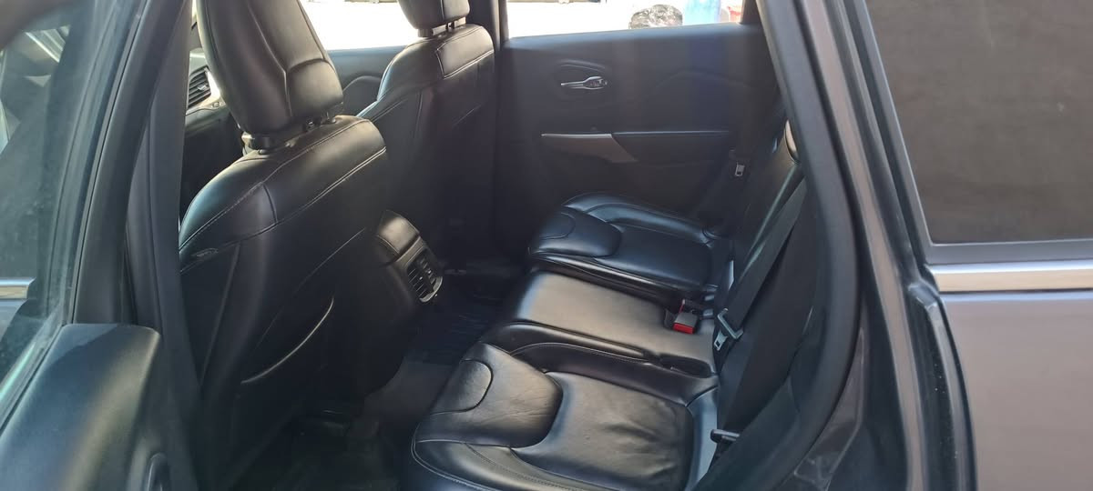 جێب شیروکی مودیل 18 بسمە  شغال کوشن جلد کوشن هیتر سوکان هیتر فول فولە پانوراماییە دەفتر بەنزینی هەییە سەنەوی دوومانگ بەسەر چووە فقط شەرت گیر مەکینە شەرت تەحویل وکالە چوار تاییەی لۆک سەیارەکە بێ مەسرەفە و ماڵی دوستە ژ.م *********** كركوك, العراق
