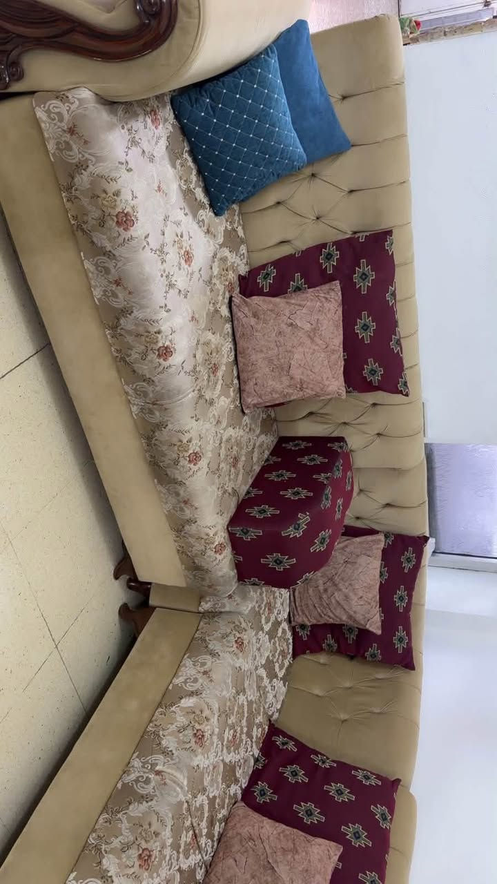 ديوان عشر مقاعد حطاطه السعر 300 المكان بغداد المنصور للتواصل ***********
