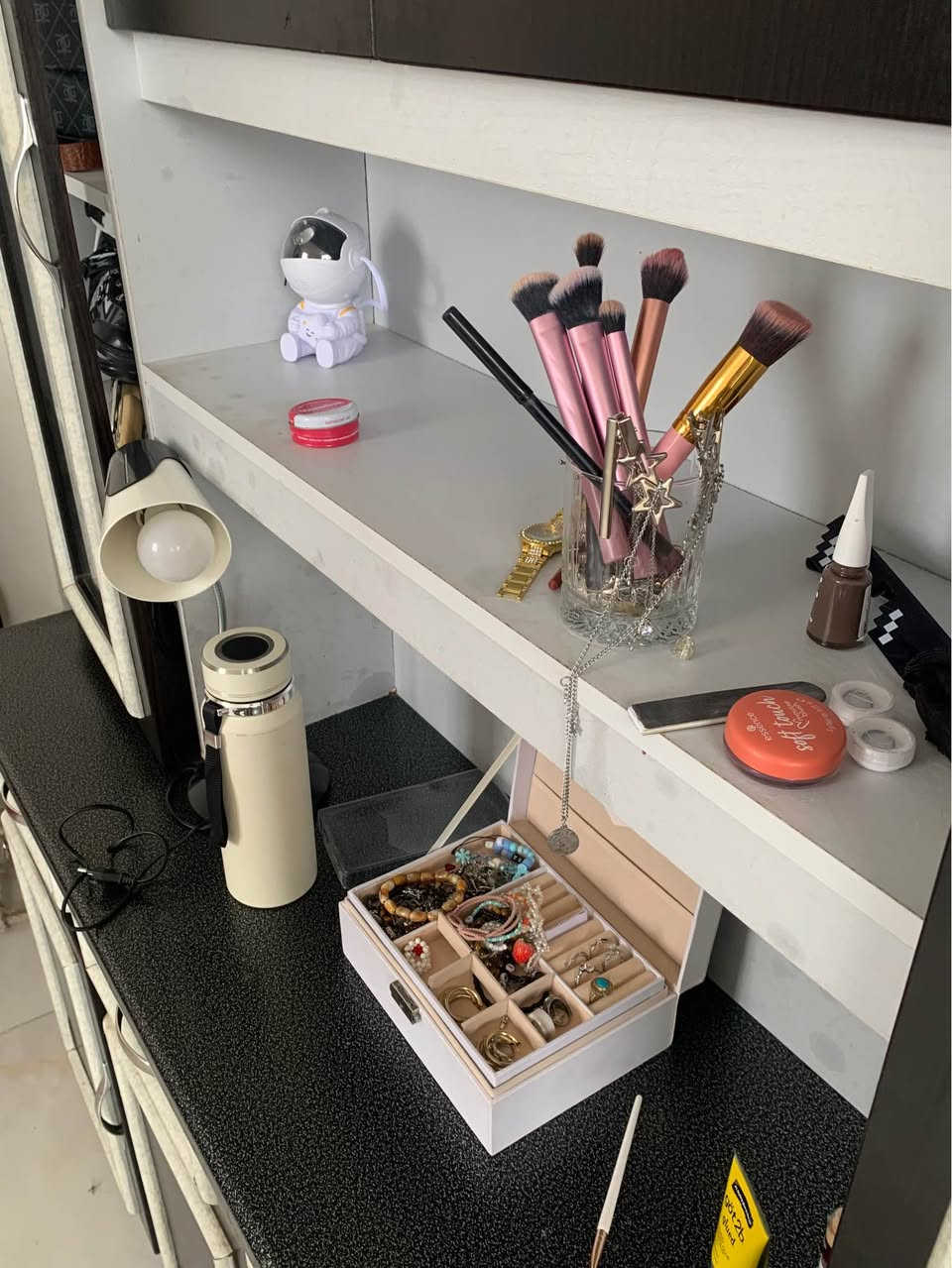 كاونتر خشب عملي وأنيق
بيه رفوف + أدراج + أبواب تخزين
يصلح للمطبخ أو الغرفة أو صالون تجميل
حجمه كبير ويوفر مساحة تخزين ممتازة
حالته جيدة جدًا
سبب البيع: عدم الحاجة
السعر: 250 ألف قابل للتفاوض
الموقع: بابل حلة, بابل


**إذا كنت صاحب هذا الإعلان وتريد حذفه لأي سبب، رجاءا أرسل رسالة إلى الدعم الفني**