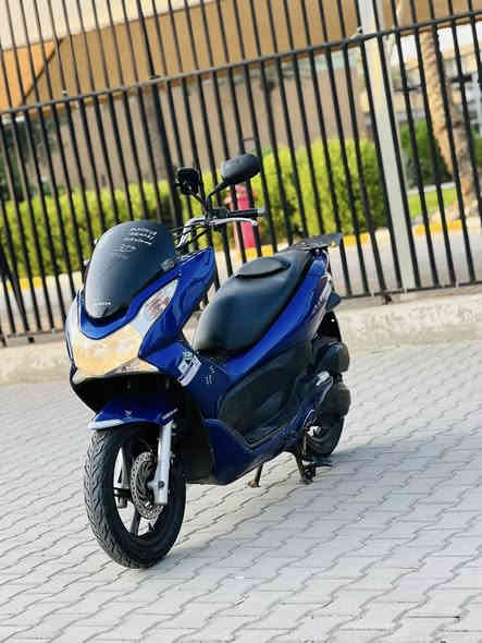 السلام عليكم دراجه بي سي اكس ياباني جيل اول مكينه  150دراجه كله شغاله حساسات مال ستان شغال وحساس الازدحام هم شغال شلعه معدل فول مكينه برغي ممفتوح بيه مكفوله كفاله عامه مال جناي زوج تايرات ياباني شديتهن جدد 
كهربائيات كله شغاله مكفوله اوراقه بسمي كامله. ماشيه 15 بعده زيرو السعر ميلون. و350  وبيه مجال العنوان بغداد الكراخ  الهاتف *********** اتصل وبيك خير ودلل
