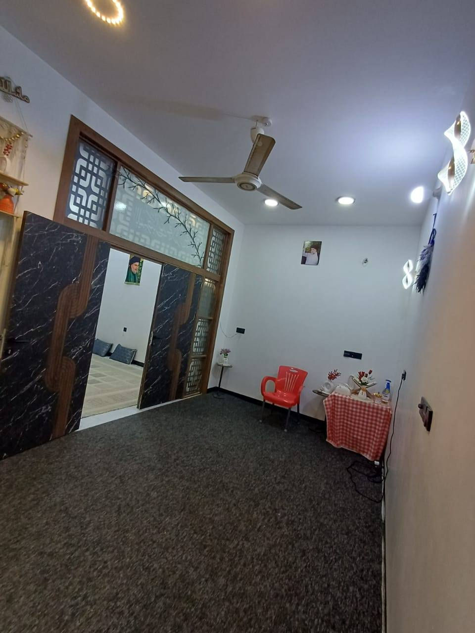 ​🏡 بيت للبيع في حي العباس (مؤثث بالكامل) 🏡
العنوان: كربلاء المقدسة - حي العباس
المساحة: 100 متر 
الأبعاد: الواجهة 7.25 م | النزال 14.10 م
التصميم: طابق ونصف (بناء حديث ونظام مدخلين)
​🔹 تفاصيل الطابق الأول:
​المداخل: يحتوي على مدخلين منفصلين (مدخل للاستقبال ومدخل للموزع/الصالة).
​الاستقبال: غاية في الرحابة بمساحة (5.5 \times 4 م).
​الصالة (الهول): بمساحة ممتازة (3 \times 6.5 م).
​المطبخ: نظام عملي بمساحة (3 \times 2.5 م).
​غرف النوم: غرفة نوم مريحة بمساحة (3 \times 4 م).
​المنور: متوفر لتهوية وإضاءة طبيعية بمساحة (1 \times 1 م).
​الخدمات: صحيات مشتركة (داخلية + خارجية).
​🔹 تفاصيل الطابق الثاني:
​غرف النوم: غرفة نوم كبيرة جداً (ماستر) بمساحة (7 \times 3.5 م).
​الصالة: صالة إضافية بمساحة (3 \times 4 م).
​الخدمات: صحيات مشتركة خاصة بالطابق الثاني.
​السطح: يحتوي البيت على سطحين (سطح لكل طابق) مما يوفر مساحات إضافية ممتازة للاستخدام.
​✨ ميزة العرض الخاصة (البيع مع الأثاث):
​البيت يُباع مؤثثاً بالكامل بأثاث جاهز وراقي، مما يجعله جاهزاً للسكن الفوري دون الحاجة لأي مصاريف إضافية (جاهز من مجاميعو).
​📞 للاستفسار أو لمعاينة البيت، يرجى مراسلتنا أو الاتصال على الرقم:
[***********]
​ملاحظة: ألارضيه بورسلين 60×60 درج مرمر 
بناء طابوق درجة أولى علمآ مجاري تبليط ماء عرض شارع 9 متر ( حي ألعباس ألفرع الثاني قريب السايدين اسواق النخلة )
