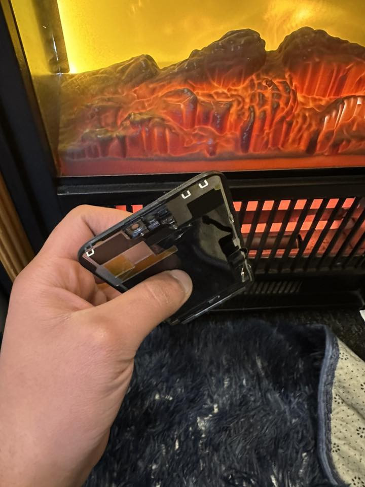 سلام عليكم 
شاشه ايفون 14 برو ماكس وكاله 120 هرتز 
شرط الوان والمس مابيها سواد شاشه وفريمها كلش ناصي باقيه اخر قطعه عليه عرض سعره ١٤٠ قفل الشراي يدخلي واتساب  ***********
