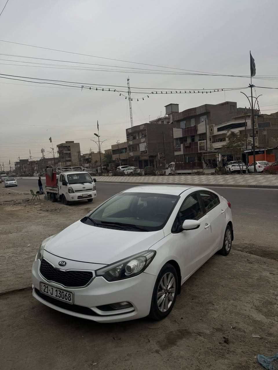 السلام عليكم
للبيع سيراتو خليجي ٢٠١٣ 
سياره بيه قطعتين صبغ 
بدون دواخل 
بدون يرباك 
موصفات عاديه 
محرك ١٦٠٠ 
ماشيه ١٥٠ كيلو 
شاشه 
كامره خلفيه 
حساسات خلفيه داوخل لونين 
فول تحكمات استرين 
تبريد ثلج 
رقم شمال تحويل ثاني يوم 
السعر ١١٠ وبيه مجال بسيط 
***********
مكاني بغداد حي الجهاد حي الحسين
