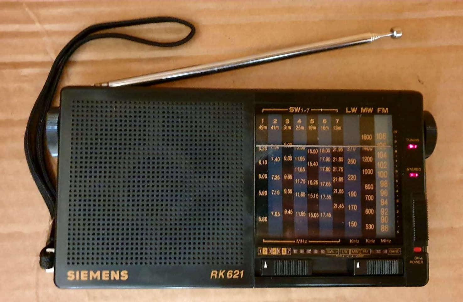 رادیو 10 موجات مارکة سيمنس الماني انتاج 1986 یشتغل 3 بطاریات قلم و محولة خارجية 4.5 ڤولت الجهاز نظیف جدآ نقص كرتونة وشغال بالكامل صوت وسحب ممتاز السعر واي استفسار مراسلة خاص


**إذا كنت صاحب هذا الإعلان وتريد حذفه لأي سبب، رجاءا أرسل رسالة إلى الدعم الفني**