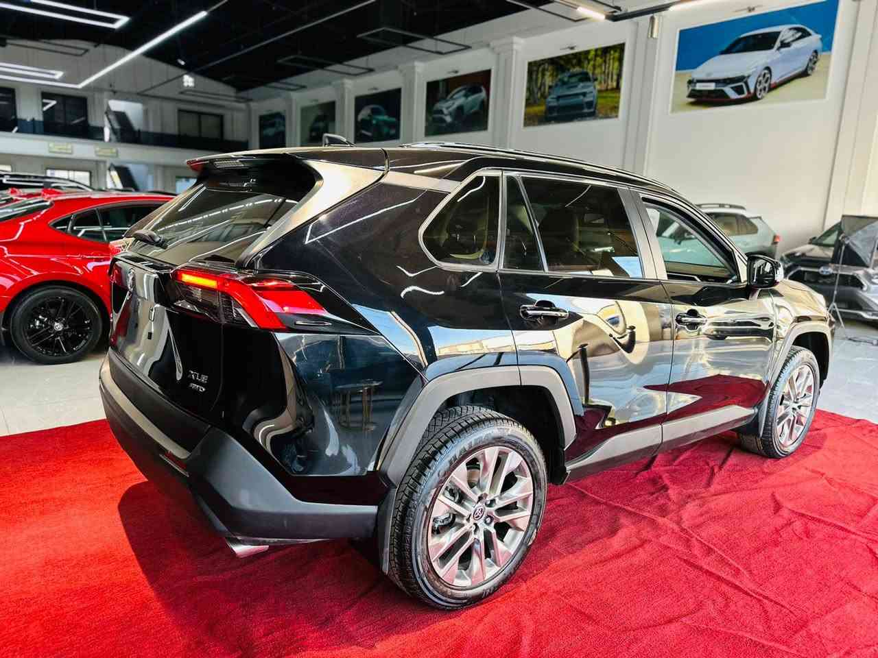 🔥 راف فور بريميوم 2024 (بنزين)
. مكان السيارة اربيل
بدون رقم تترقم شمالي
عداد 22 فقط
ملاحظة 
صور الحادث ورقم الشاصي
مرفق مع المنشور
صبغ باب وباب مبدل بلادي شركه بدون صبغ وشبر بجاملغ سكن بدون ارباك 
للاستفسار

***********

السعر مناسب جداً 238$ وبي مجال 💐

مواصفات
 • المحرك:
 • 2.5 لتر، 4 سلندر، تنفس طبيعي.
 • القوة: حوالي 203 حصان.
 • العزم: 243 نيوتن.م.
 • ناقل الحركة: أوتوماتيك 8 سرعات (Direct Shift).
 • نظام الدفع: دفع أمامي (FWD) أو رباعي (AWD) حسب الفئة.
 • التسارع 0-100 كم: تقريبًا 8.5 – 9 ثواني.
 • استهلاك الوقود: معدل بين 14 – 15 كم/لتر (يعتمد على الدفع FWD أو AWD
المواصفات الداخلية
 • مقاعد جلد/جلد فاخر مع تسخين (أمامي).
 • مقعد سائق كهربائي مع ذاكرة.
 • شاشة وسطية لمس أبل كار بلاي & أندرويد أوتو.
 • منافذ USB-C.
 • تكييف أوتوماتيكي ثنائي المناطق.
 • سقف سلايت
المواصفات الخارجية:
 • رنكات ألمنيوم 19 إنش.
 • مصابيح أمامية وخلفية LED مع إضاءة نهارية.
 • فتحة سقف.
 • مرايا كهربائية مع تدفئة.
 •
أنظمة السلامة (Toyota Safety Sense 2.5+):
 • مثبت سرعة راداري متكيف.
 • نظام البقاء في المسار + تنبيه عند الخروج.
 • فرملة طوارئ مع 
 • تنبيه حركة خلفية عند الرجوع
