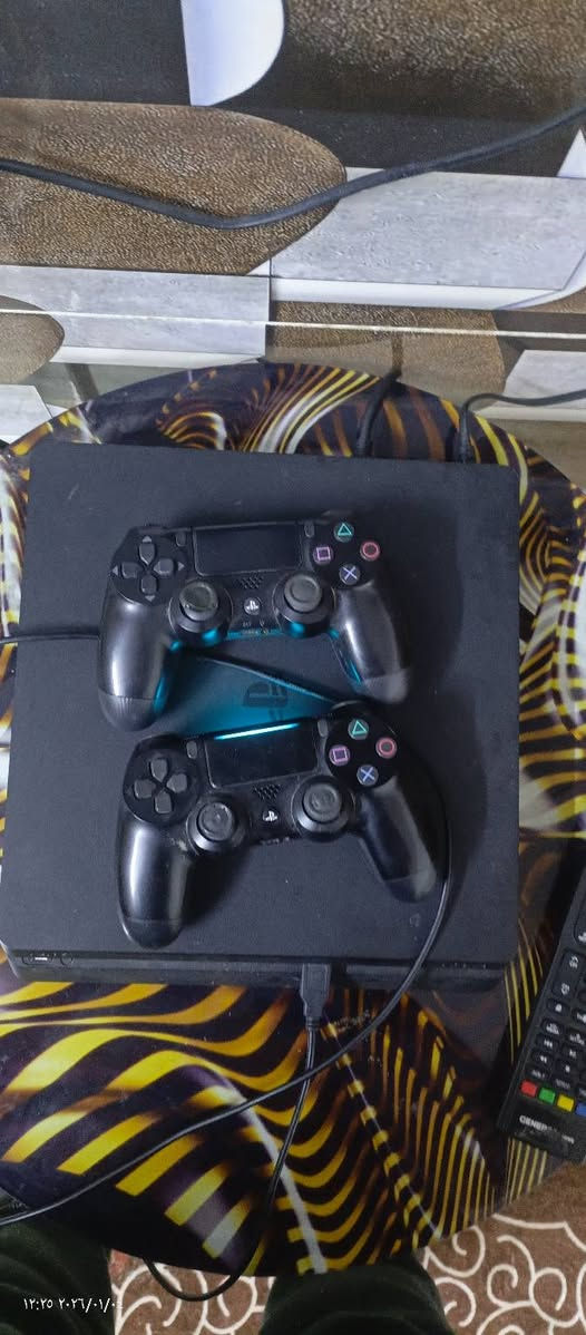 بلي ٤ للبيع ب ٢٥٠ الف معى ماوس و كيبورد
ملاحضه 
حساب امريكي 
و حساب امراتي 
و يوجد داخل البلي 
لعبه رديد ردبشن اولاين 
اشتريتها ب ٥٠ دولار 
هديه الك 
و قرص طوبه  ٢٠١٨ 
ملاحضه 
البلي الصلي باب اول اول ما نزل اشتريته 
تحياتي 
رقم الهاتف 
***********
حسينيه الراشديه
