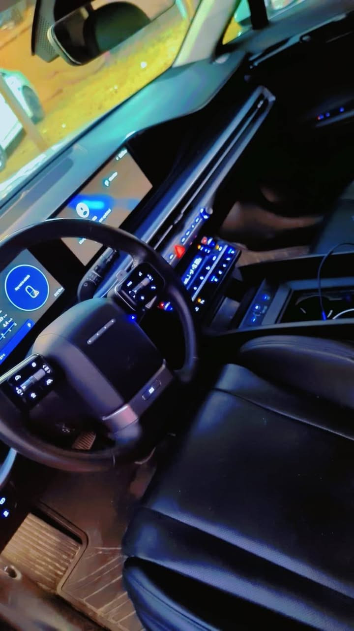 ستفسار *********** ⸻
🚗 للبيع – هيونداي أزيرا 2023 🚗

🔹 الموديل: 2023
🔹 النوع: هيونداي أزيرا شكل الجديد 
🔹 المحرك: 6 سلندر / 3.5 لتر
🔹 ناقل الحركة: أوتوماتيك
🔹 الوقود: غاز
🔹 الدفع: أمامي
🔹 اللون الخارجي: (ابيض)
🔹 اللون الداخلي: (جلد / لون اسود )
🔹 الممشى: (78

✨ المواصفات:
✔️ شاشة لمس كبيرة مع نظام ملاحة
✔️ كاميرا خلفية + حساسات أمامية وخلفية
✔️ مثبت سرعة ذكي
✔️ بصمة تشغيل + دخول ذكي
✔️ مقاعد جلد كهربائية
✔️ تبريد وتدفئة مقاعد
✔️ مساج كشنات 
✔️ نظام المحافظة على المسار
✔️ نظام النقطة العمياء
✔️ رادار أمامي (مانع تصادم)
✔️ تحكم من المقود
✔️ مكيف أوتوماتيك متعدد المناطق

🛠️ الحالة: قبق جنطق وحلك الجاملغ الخلفي 
📄 الورق: كامل / جاهز للنقل

💰 السعر: (210) – قابل للتفاوض بالمعقول
📍 الموقع: (القادسيه )
📞 للاستفسار: (رقم الهاتف)
