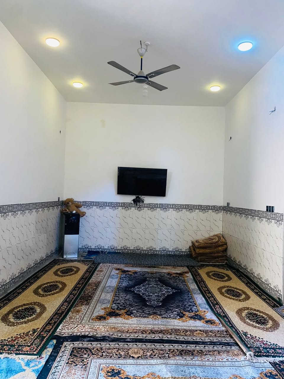 سلام عليكم بيت مجمع حجي حسين على شارع ١٥  بفرعي البيت يحتوه على ستقابل وصاله وغرفتين ومطبخ حار  وصحيات خارجيه وسويت داخل الغرفه البيت مساحته ٢٠٠ م. التصال على الرقم وتدلل ***********
