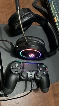 بلي 4 نظيف ما بي اي مشكلة وياها جوستكات اثنين وسماعة جديدة و ست اقراص ...