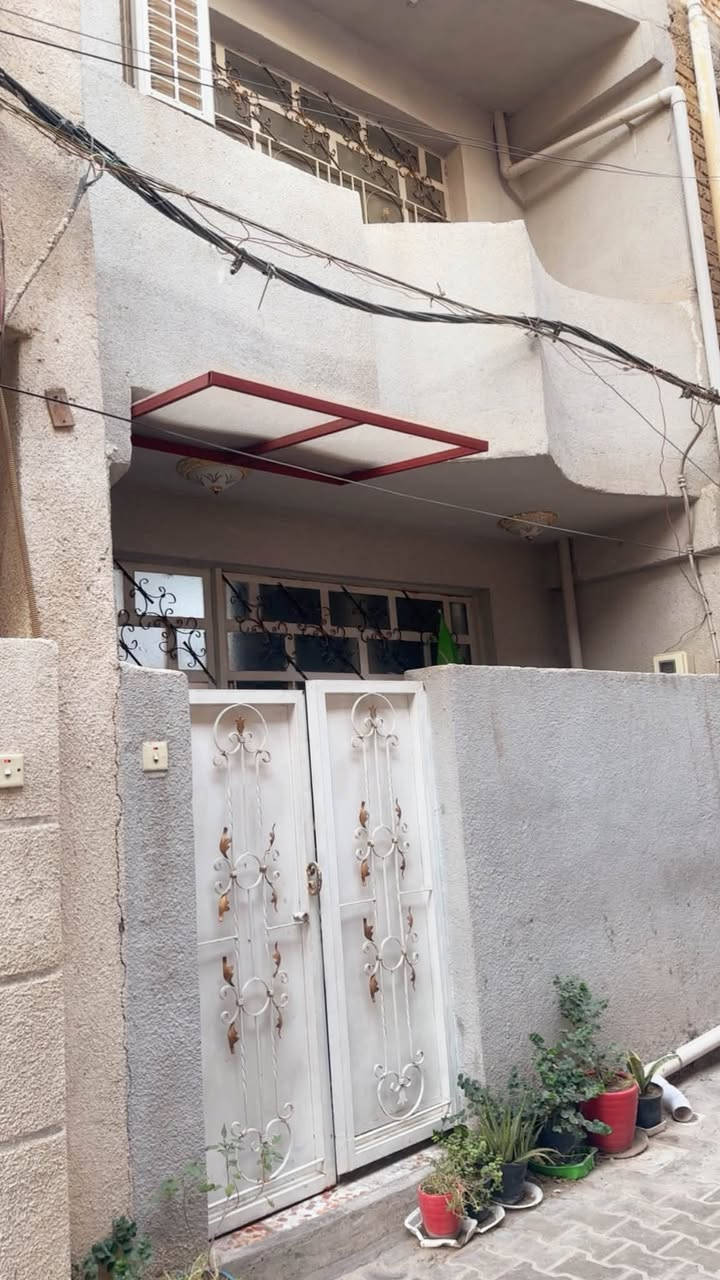 السلام عليكم بيت للبيع داخل قيصريه في شارع عمر الاعظميه المساحه 45 يحتوي على هول مطبخ خدمات غرفه ومنور للاستفسار الاتصال على الرقم ***********
