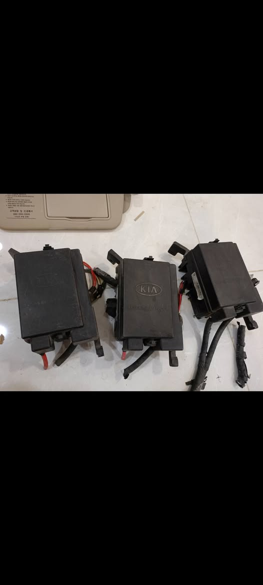 السلام عليكم من رخصة الادمن المحترم توفرت قواعد انارة رصاصي فقط ...جديد كوري وكالة موبس 
ب55الف 
توفرت كفرات + خريطة 
قواعد فيوزات سبورتج+ مجمع ولف حماوة 
مكاني بغداد يوجد توصيل محافظات راسلني واتساب للحجز ***********
