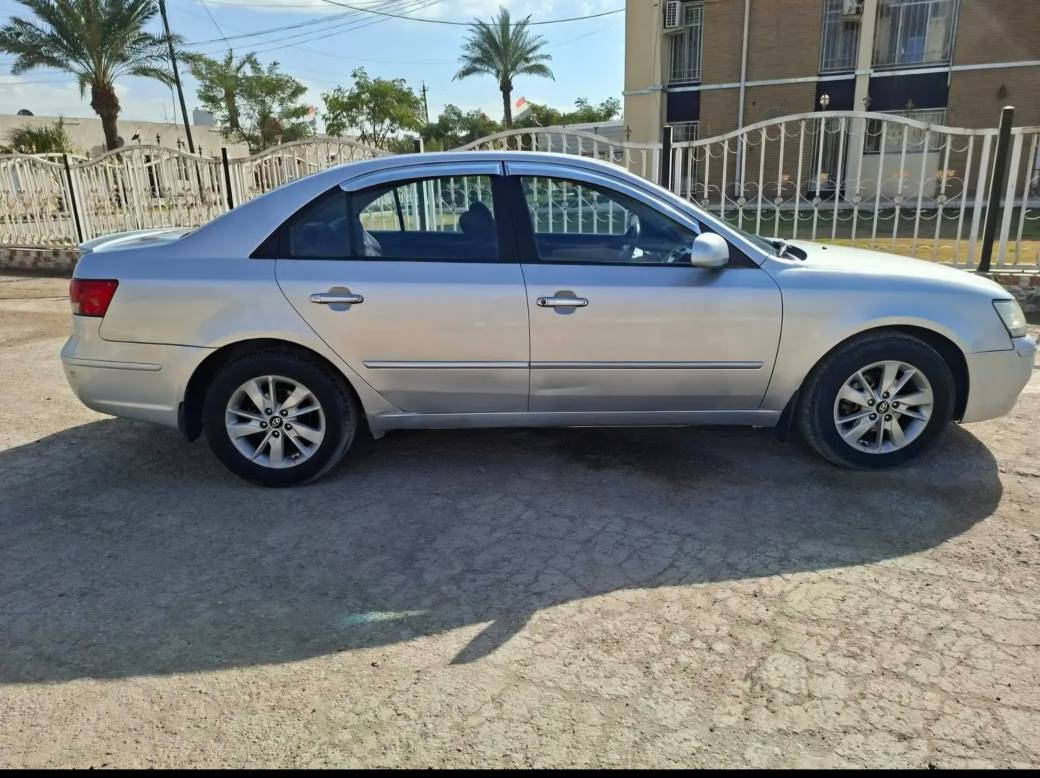 السلام عليكم للبيع سوناتا ٢٠٠٩ محرك اربعه سلندر فول مواصفات عدا الفتحه تحكمات استيرن كشنات جلد تخم تاير جديد صدر امامي خلفي جديد محرك وكير كفاله  سياره بدون حادث بيها صبغ كم قطعه اثر جراد ابيع حزام تراي زيرو السعر ١٠٤ وبيها مجال 
مكاني الدوره ابو دشير 
رقم الهاتف *********** بغداد, العراق
