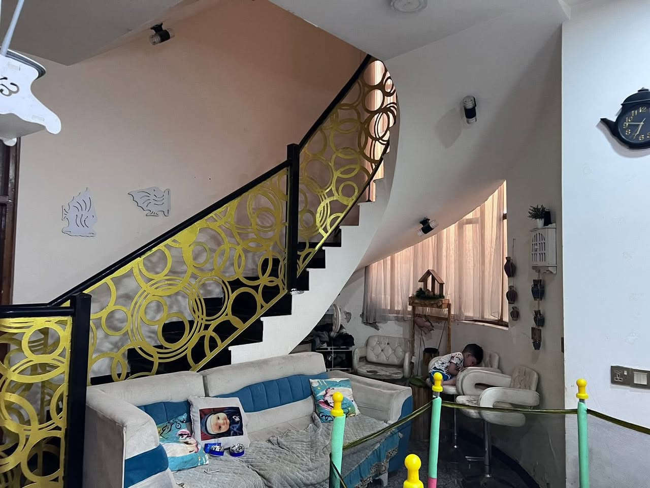 السلام عليكم
دار للبيع مساحته 100 متر واجه 10 ونزال 10 

مدخلين للبيت 

ستقبال + هول 

طابقين 

غرفتين نوم نظام سويت 

سطحين 

الارضيه كرانيت 

الدرج مرمر 

حمامات تعليق 

مطبخ حار وبارد 

العنوان : حي البساتين شارع احمد الوائلي 

عرض الشارع 8 امتار 

***********
