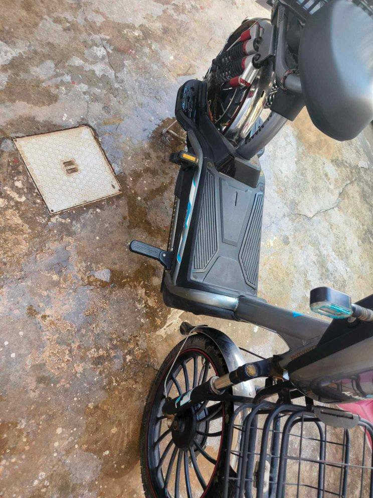 عندي دراجة شحن بعدها جديدة وتاركها صار اشهر
رايدها قفل ب ٢٧٥ الف
***********

الصقلاوية
