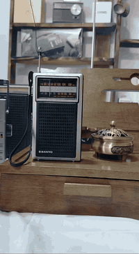 راديو ماركة سانيو 
موجتين FM AM شغال سحب ممتاز 
الراديو شرط النضافة 
اريل بلادي لكن مايرتفع الاريل تم ربط سلك لتقوية الاشارة 
السعر 35 الف مع التوصيل 
☎️واتس اب /***********
