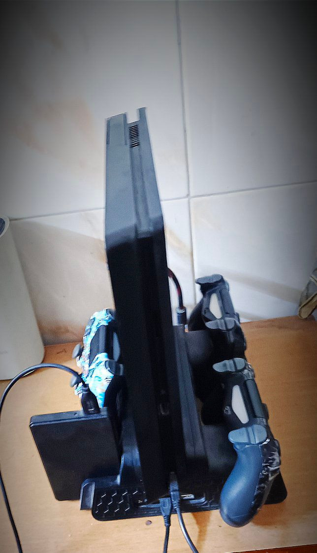 بلي ستيشن 4 سلم مهكر هارد داخلي ( 500 ) والخارجي (1 تيرا )بي مجموعة ألعاب ضخمة مع قاعدة شحن وتبريد مع ثلاث جوستكات للبيع


**إذا كنت صاحب هذا الإعلان وتريد حذفه لأي سبب، رجاءا أرسل رسالة إلى الدعم الفني**