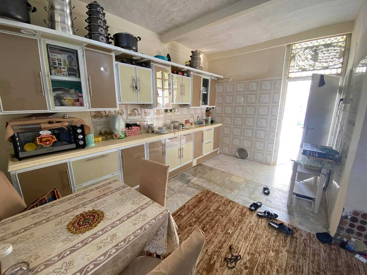 لٱسباب الوعود الكاذبـة تم اعادة النشر
الدار للبيـع
المـوقع/الدوايـة/الصـوب الكبير/منطقـة الدور /شارع مدرسـة بغداد الاهليـة
طابـو صرف..
المساحـة ١٥٠ متر..
استقبـال طول٩ متر وعرض ٣ ونص
صالـة٥في٤
  غرفتيـن.نوم ٦ طول ٣ونص عرض
مطبـخ حـار+ بارد٦طول/٥ ونص عرض
صحيـات خارجـي
حمـام داخلـي
البيت نضيف +شيمٌـان
مخزن +كلدور+طارمـة
يتضـمن جميـع الخدمـات 
السعر 95 مليون  …
للطلب والاستفـسار 
الاتصال برقـم(يوسف)
***********
