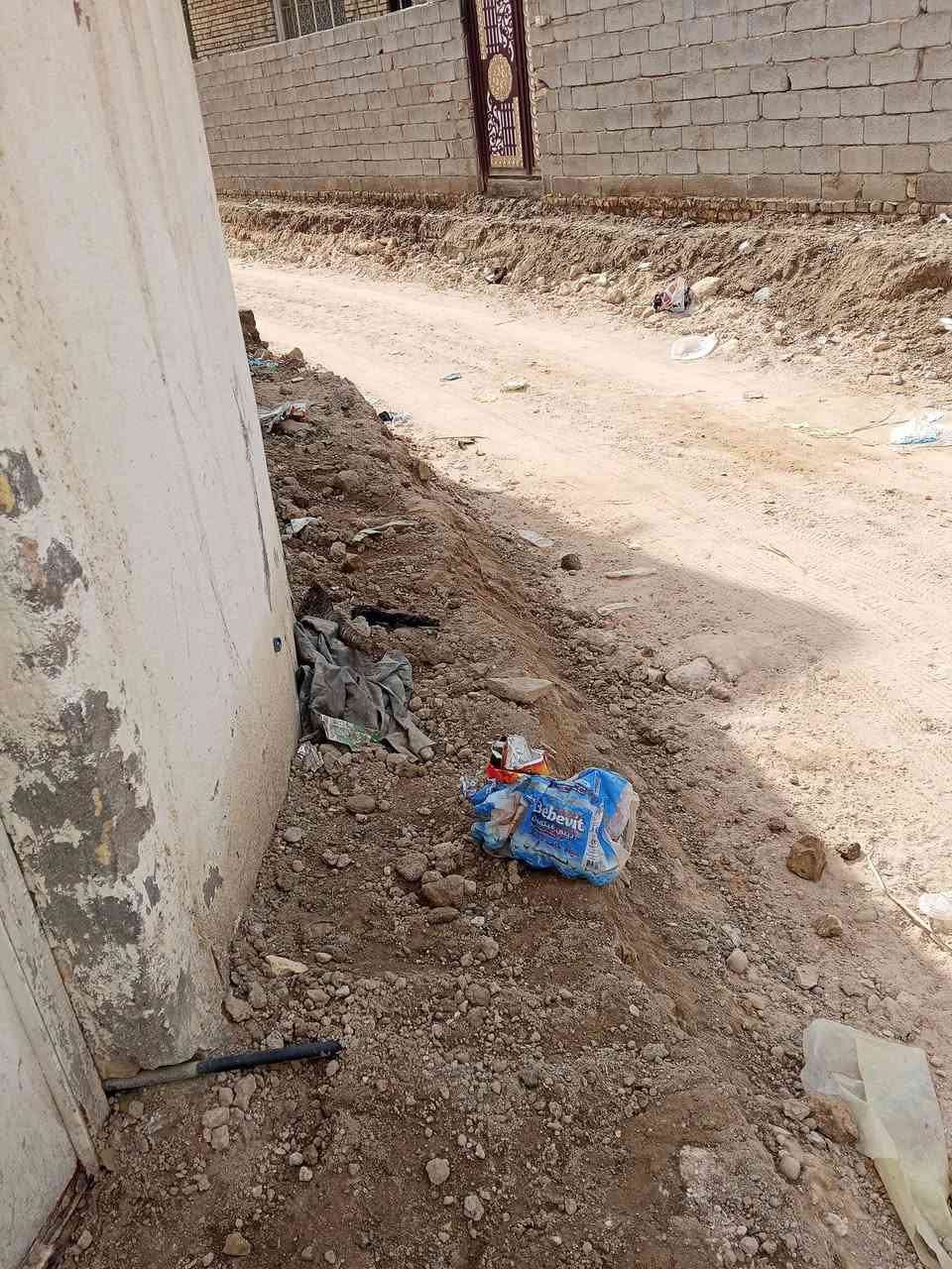 بيت زراعي لبيع مكان 
📌زديناويه خلف مركز شرطة قرب جامع الحكيم مساحه 180 واقع حال مبني 160 
طابقين طابق اول غرفتين وستقبال وصاله كبيره ومنور وصحيات داخليه وخارجيه   الطابق الثاني 3غرف كبار وصاله 
كهرباء ثري فيرز 3خطوط 
 مجاري ثقيله للبيت كله 
 بيه وصل تطويب   وصل مجاري وكهرباء
   سعر 95 وبيه مجال لشرايي
ملاحظه / شارع محفور راح يتبلط هل ايام 
الاتصال/***********
