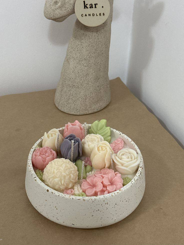 السلام عليكم شموع حسب الطلب والون متوفرات اكثر من نوع وشكل مثل الي بل صور اتمنة تدعموني لان هذا رزقي الوحيد متوفر توصيل رقم تلفون ***********
